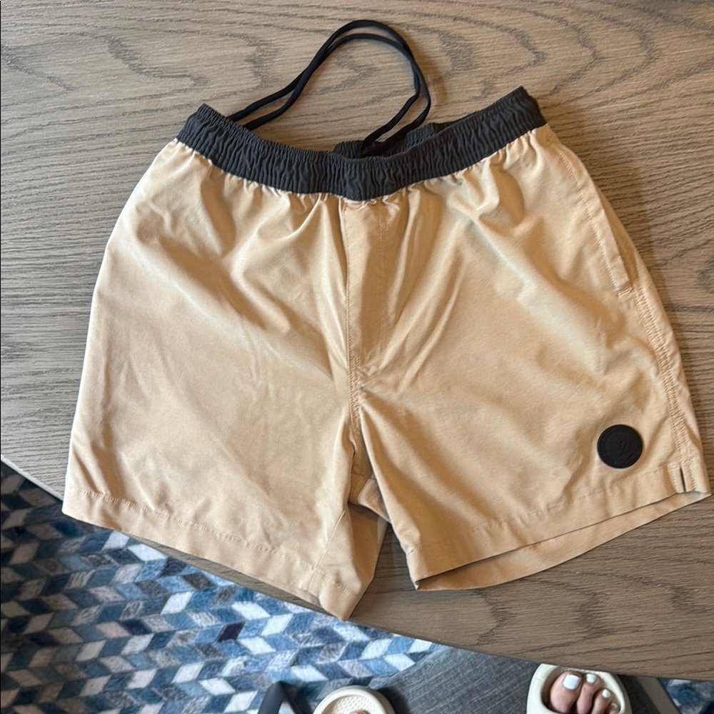 Chubbies Tan and Black Gym Swim Hybrid Athletic Shorts Mens Small